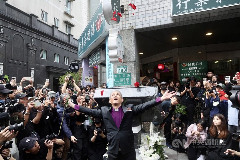 牧師林宗正(中)在天馬茶房舊址、228事件引爆地紀念碑,向受難者表達追思與敬意。中央社記者張皓安攝 115年2月27日