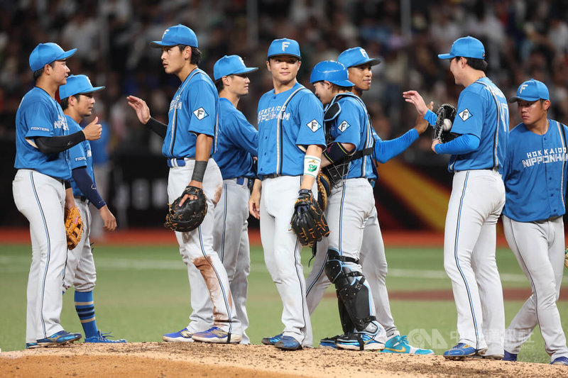 2026台日棒球國際交流賽27日繼續在台北大巨蛋進行,由世界棒球經典賽(WBC)台灣隊交手日本職棒北海道日本火腿鬥士隊,火腿隊終場以6比1拿下勝利,球員在場中擊掌致意。中央社記者張新偉攝 115年2月27日