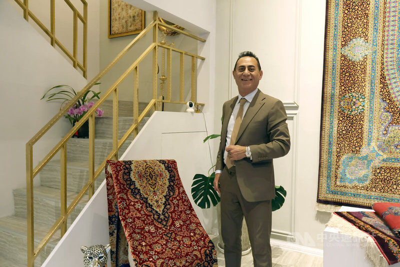 Arsham皇家波斯地毯董事長、在台伊朗人范迪紳（Dave Esfandiary Moshen）（圖）的一些家人住在德黑蘭。他轉述親友在當地觀察，稱當地有些病人因藥價上漲，無法取得藥物。中央社記者謝怡璇攝　115年2月27日