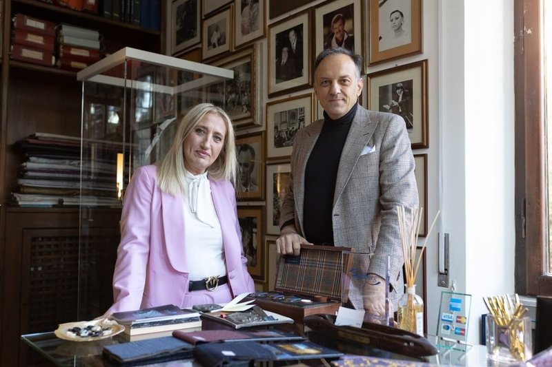 義大利「里特科裁縫店」由創辦人的姪子盧卡.里特科(Luca Litrico)(右)與其妻子史黛芬妮亞(Stefania)(左)經營。(盧卡.里特科提供)中央社記者黃雅詩羅馬傳真 115年2月27日