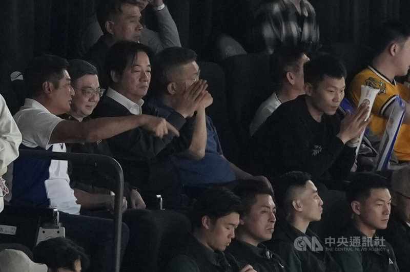 世界棒球經典賽台灣隊27日下午在2026台日國際棒球交流賽迎戰日職北海道日本火腿鬥士隊，總統賴清德（後左3）與行政院長卓榮泰（後左2）在運動部長李洋（後左5）等人陪同下前往觀戰。中央社記者徐肇昌攝　115年2月27日
