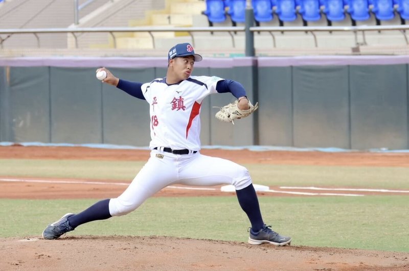 114學年度高中木棒聯賽27日進行4強戰，平鎮高中靠著先發投手蔡辰瀧（圖）一夫當關演出完封好投，終場以2比0擊退普門中學，連3屆挺進冠軍戰。（學生棒球運動聯盟提供）中央社記者謝靜雯傳真　115年2月27日