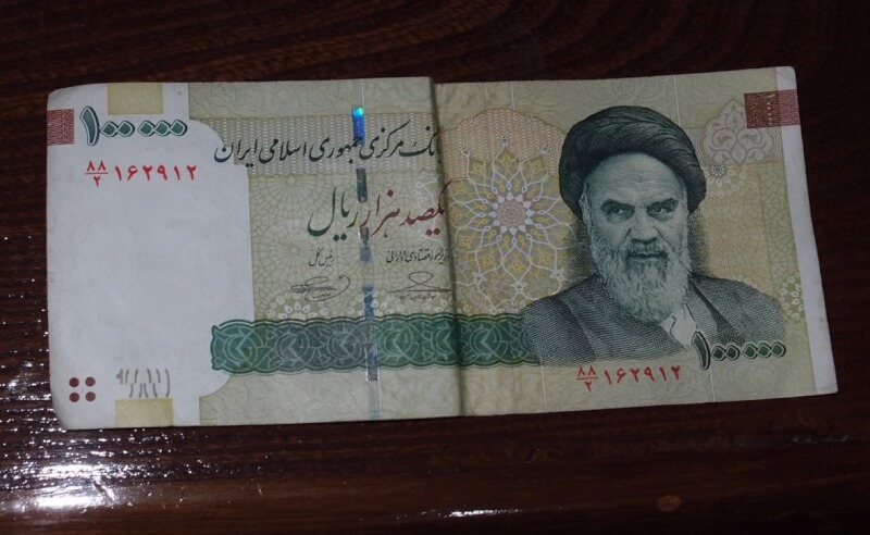 伊朗里亞爾（Rial）貨幣於2025年底大幅貶值，一美元約於140萬里亞爾。圖為2012年使用的10萬元里亞爾貨幣。（輔大歷史系教授陳立樵提供）中央社記者謝怡璇傳真 115年2月27日