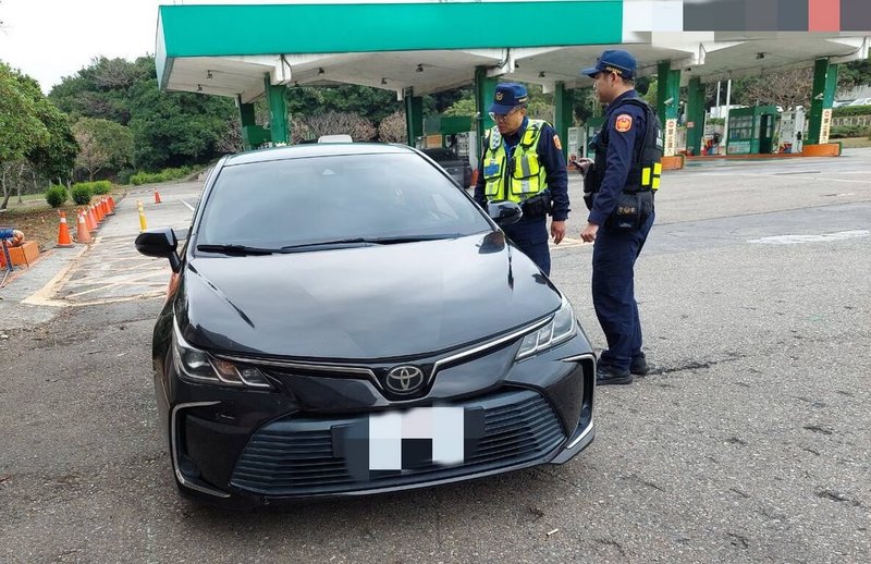 新北市汐止警分局27日表示，汐止火車站附近25日發生搶奪案，林姓女子疑遭投資詐騙，面交新台幣220萬元時遭搶。圖為警方循線在國道1湖口服務區，攔下車輛逮捕3名犯嫌。（警方提供）中央社記者黃旭昇傳真　115年2月27日