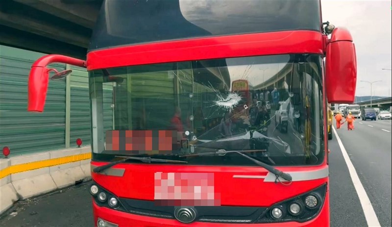 國道公路警察局第一公路警察大隊27日表示,50歲林姓男子駕駛客運,自桃園南崁要前往台北,行經國道1號北向30公里三重路段中外車道時,疑遭行駛中的小客車輾壓鐵片彈起擊中。 (警方提供) 中央社記者黃旭昇新北市傳真 115年2月27日