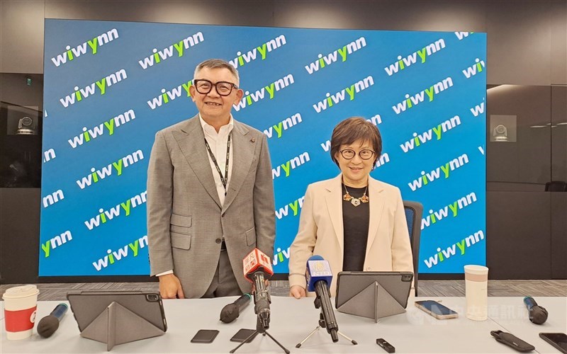 伺服器大廠緯穎公布2025年基本每股盈餘275.06元，較2024年的126.57元成長約117.3%。緯穎擬每股配發股票股利20元、現金股利145元。圖為緯穎董事長洪麗寗（右）、總經理林威遠（左）。（中央社檔案照片）