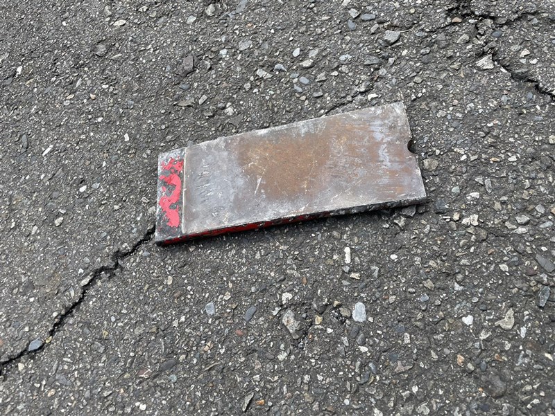 國道公路警察局第一公路警察大隊27日表示,國道1號北向30公里新北三重路段,有一輛國道客運遭鐵片擊中擋風玻璃,後續將調閱沿線監視器,追查鐵片掉落來源及相關車輛責任。 (警方提供) 中央社記者黃旭昇新北市傳真 115年2月27日