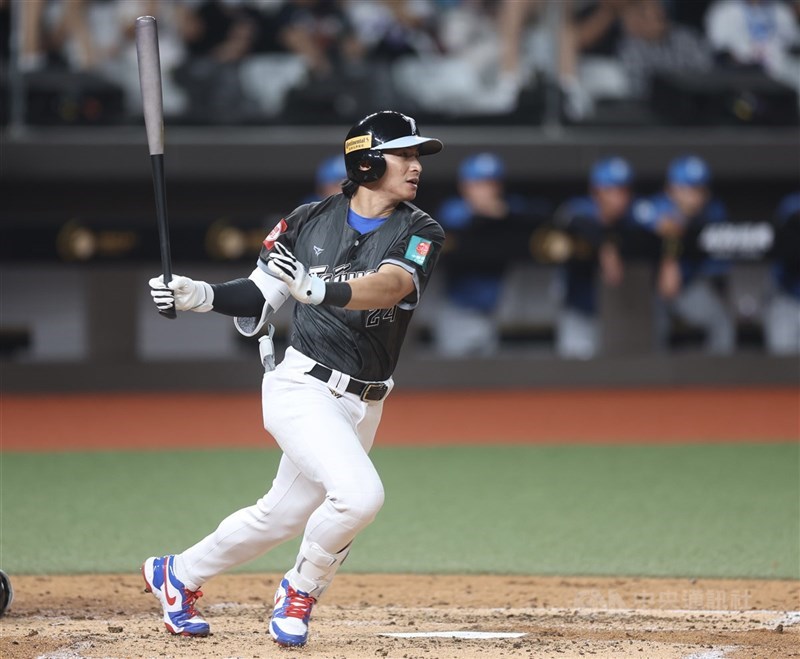 2026台日棒球國際交流賽27日下午在台北大巨蛋由世界棒球經典賽（WBC）台灣隊與日職北海道日本火腿鬥士隊交手，台灣隊長陳傑憲（圖）4局下敲出安打。 中央社記者張新偉攝　115年2月27日