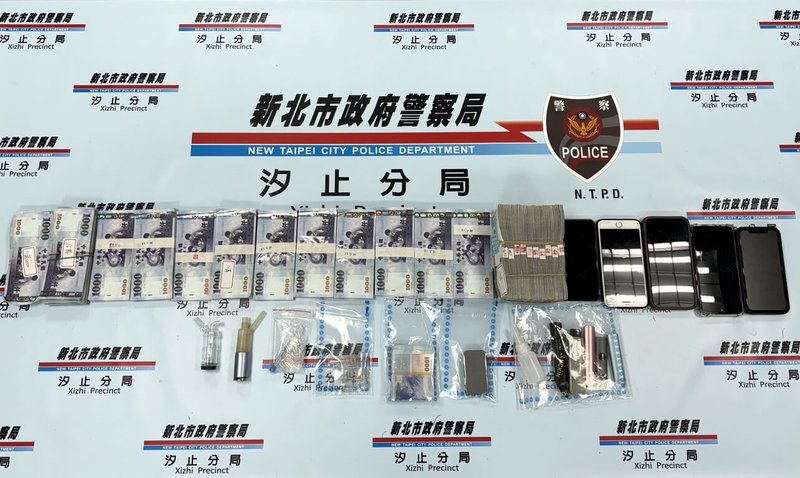 新北市汐止警分局27日表示，汐止火車站附近25日發生搶奪案，林姓女子疑遭投資詐騙，前往面交新台幣220萬元給劉姓車手時，突遭另名林姓男子搶走裝有現金的背包。警方循線在國道服務區逮捕3名犯嫌。圖為警方起出的贓款與毒品等。（警方提供）中央社記者黃旭昇傳真  115年2月27日