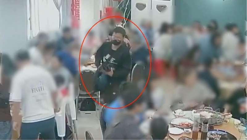 有民眾春節期間到苗栗縣通霄鎮一處餐廳聚餐，背包卻在餐廳遭竊，親友調閱監視器，發現一名男子以自身包包為掩護，將客人放在椅子後的背包順手牽羊偷走。警方27日表示，已鎖定特定對象查緝。（民眾提供）中央社記者管瑞平傳真　115年2月27日