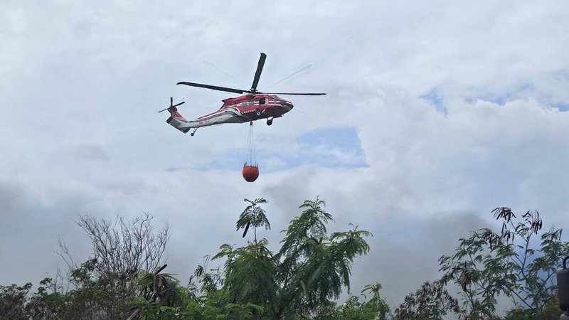 台東知本溪出海口、過去捷地爾預定地26日晚間發生雜草火警,強風助長下火勢猛烈,消防人員無法靠近滅火,火勢延燒約20小時,27日中午由空勤直升機支援空中滅火作業,陸續將零星殘火撲滅。(台東消防局提供)中央社記者盧太城台東傳真 115年2月27日