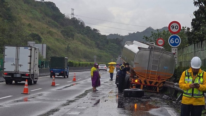 35歲黃姓男子27日上午駕駛半聯結車載運化學液體間二甲苯，行經國道1號北向8.8公里五堵路段擦撞護欄，所幸沒有壓到槽體，黃男也未受傷，但造成事故現場回堵。（讀者提供）中央社記者王朝鈺傳真　115年2月27日