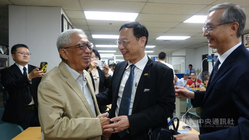 衛生福利部部長石崇良（中）訪菲，27日主持公益遠距醫療「看醫生」平台服務啟動儀式，與菲律賓前衛生部長歐納（Enrique Ona，左）互動。中央社記者林行健馬尼拉攝　115年2月27日