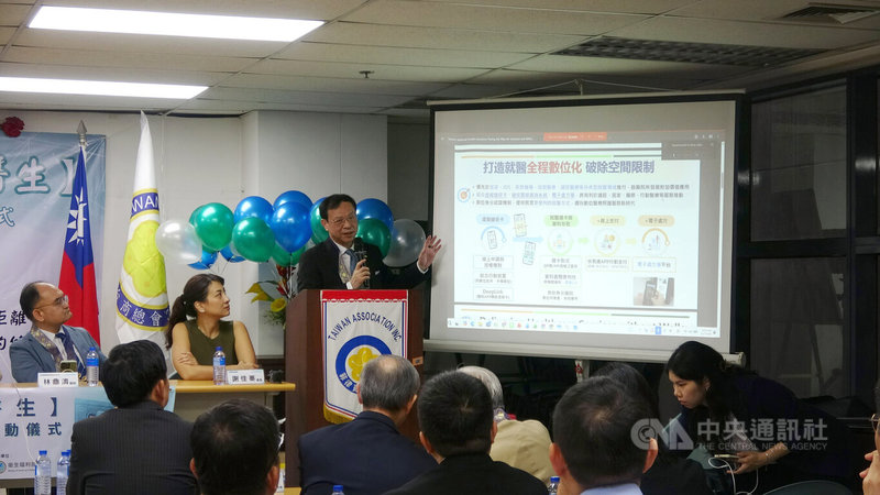 衛生福利部部長石崇良（站立者）27日至菲律賓台商總會會所，主持公益遠距醫療「看醫生」平台服務啟動儀式，說明遠距醫療優點。中央社記者林行健馬尼拉攝　115年2月27日