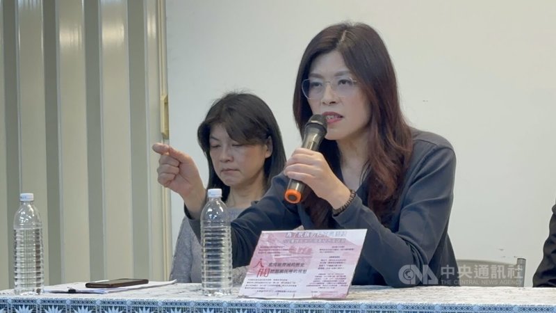 中國國民黨主席鄭麗文（前）27日到台中市出席「流亡二二八」新書發表會時說，希望尊重歷史、癒合傷痕及放下仇恨，更希望鞏固、深化台灣民主制度。中央社記者趙麗妍攝　115年2月27日