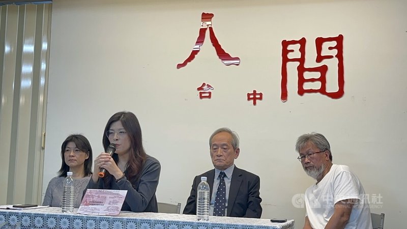 228和平紀念日前夕，中國國民黨主席鄭麗文（左2）27日到台中市出席「流亡二二八」新書發表會，和政治受難者陳明忠女兒陳志平（左）、霧峰林家後人林光輝（右2）與作家藍博洲（右）座談。中央社記者趙麗妍攝　115年2月27日