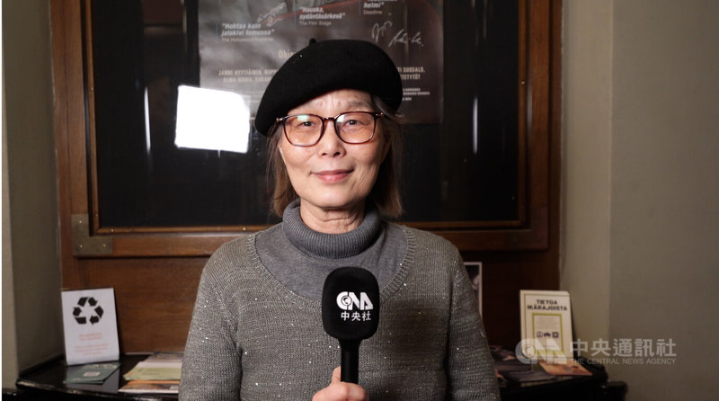 旅芬資深僑領雪霞姐出席電影「左撇子女孩」芬蘭首映特映場，受訪時表示深受片中女性堅韌特質感動，眼眶泛淚。中央社記者巫祈麟赫爾辛基攝　115年2月27日