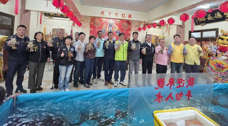 澎湖縣馬公市懋靈殿元宵乞龜活動除傳統乞龜，今年特別規劃乞龍蝦活動，27日由澎湖縣副縣長林皆興（右6）、澎湖縣議會議長陳毓仁（右5）與馬公市長黃健忠（右4）等為活動揭開序幕。中央社　115年2月27日