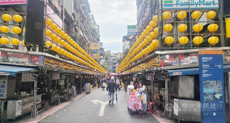 基隆市政府規劃配合廟口（圖）與愛四路夜市營業時間，在仁三路與愛四路設置禁止車輛通行的「行人友善區」，預計3月底前實施。中央社記者王朝鈺攝　115年2月27日