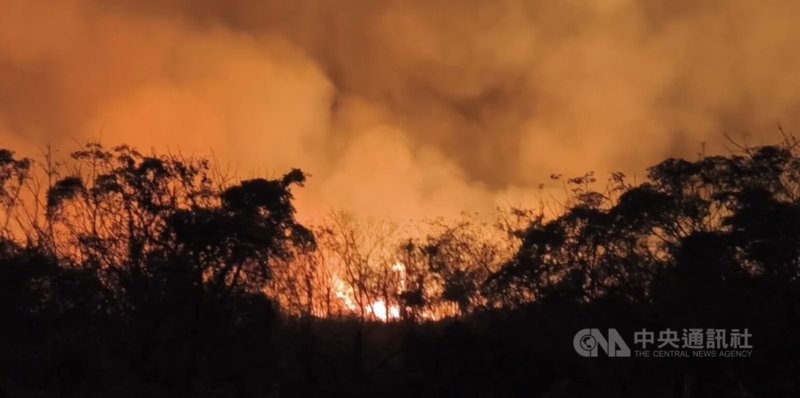 台東知本溪出海口、過去捷地爾開發區26日晚間發生火警，因靠近海邊，在風勢助長下快速燃燒，台東縣消防局接獲通報趕到現場時，現場已是一片火海。中央社記者盧太城台東攝　115年2月27日