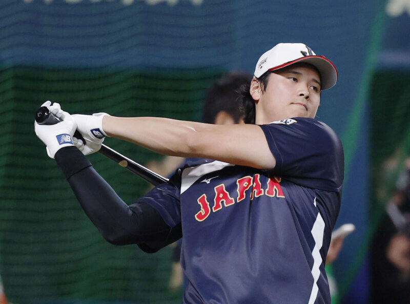美國職棒洛杉磯道奇隊球星大谷翔平27日現身名古屋巨蛋練習。（共同社）