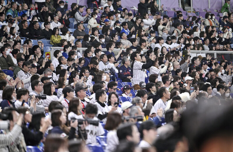 名古屋巨蛋有大批球迷觀看大谷翔平練習。（共同社）