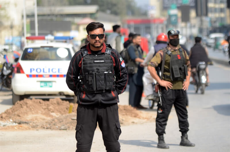 圖為巴基斯坦西北部城市白夏瓦警方27日攔檢通勤民眾及車輛。（安納杜魯新聞社）