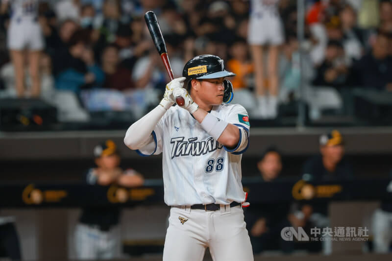 世界棒球經典賽台灣隊26日晚間在台北大巨蛋與日職福岡軟銀鷹隊進行交流賽，宋晟睿9局下半上場代打。中央社記者王騰毅攝  115年2月26日