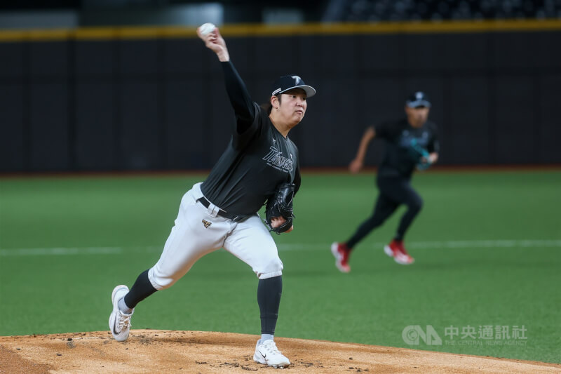 世界棒球經典賽台灣隊19日在台北大巨蛋展開第2階段集訓，旅日投手古林睿煬（前）加入訓練。（中央社檔案照片）