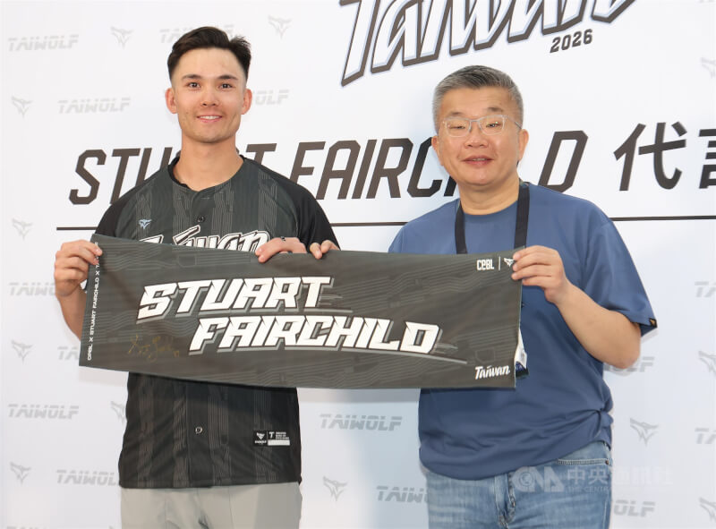 台灣在地運動品牌TAIWOLF邀請效力美國職棒大聯盟（MLB）克里夫蘭守護者隊的台美混血好手費柴德（Stuart Fairchild）（左）擔任年度代言人，27日在TAIWOLF大巨蛋店出席活動，費柴德與中職會長蔡其昌（右）拿著簽名應援毛巾合影。中央社記者張新偉攝　115年2月27日