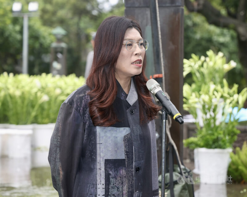 國民黨主席鄭麗文27日赴台北市228和平紀念公園，向228和平紀念碑獻花致意。中央社記者張皓安攝　115年2月27日