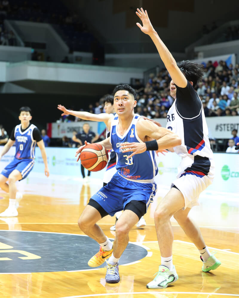 台灣男籃26日在世界盃亞洲區資格賽以77比65擊敗韓國隊,其中先發球員雷蒙恩(右2)在場上充滿能量的表現,是球隊獲勝關鍵之一。(中華民國籃球協會提供)中央社記者黎建忠傳真 115年2月26日