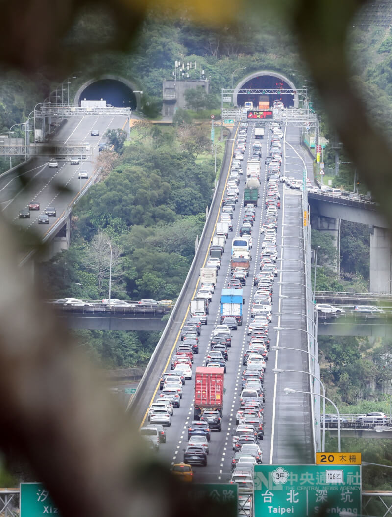 228連假首日，國3木柵往南港汐止方向排起長長車龍。中央社記者郭日曉攝　115年2月27日