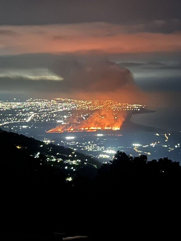 台東知本溪出海口、過去捷地爾預定地26日晚間發生雜草火警，強風助長下火勢猛烈，消防員無法靠近滅火，10公里外山區仍能看到通紅火場，總燃燒面積約61公頃。（劉森川提供）中央社記者盧太城台東傳真　115年2月27日