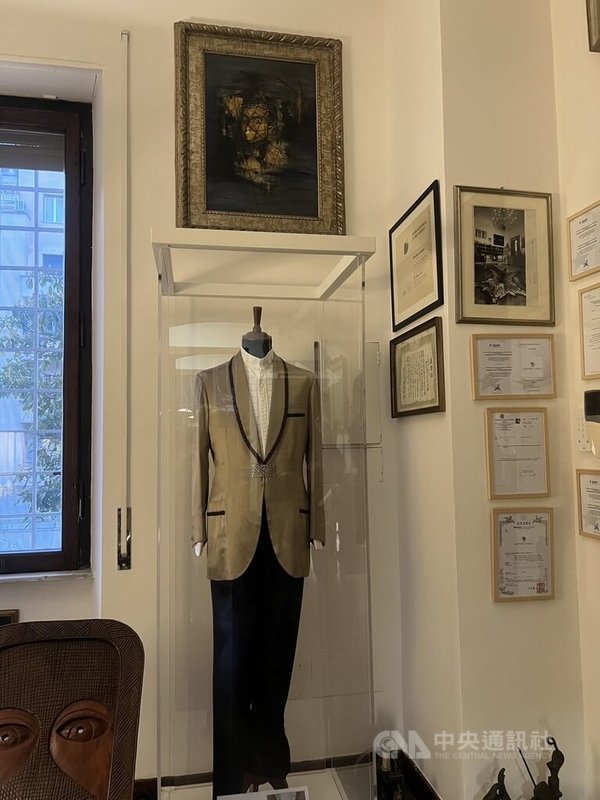 義大利「里特科裁縫店」玄關展示創辦人安傑羅.里特科製作的古典西裝。安傑羅為推廣作品,曾穿著這身精製西裝到歌劇院頭等廳,果然吸引許多上流社會的客戶。中央社記者黃雅詩羅馬攝 115年2月27日