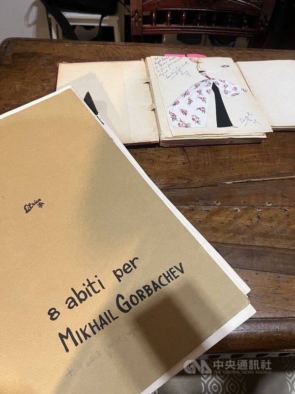 義大利里特科裁縫店在冷戰時期替多國領袖訂製西裝,圖為一個歷史檔案夾,上面寫著替前蘇聯領導人戈巴契夫製作的8件西裝。中央社記者黃雅詩羅馬攝 115年2月27日