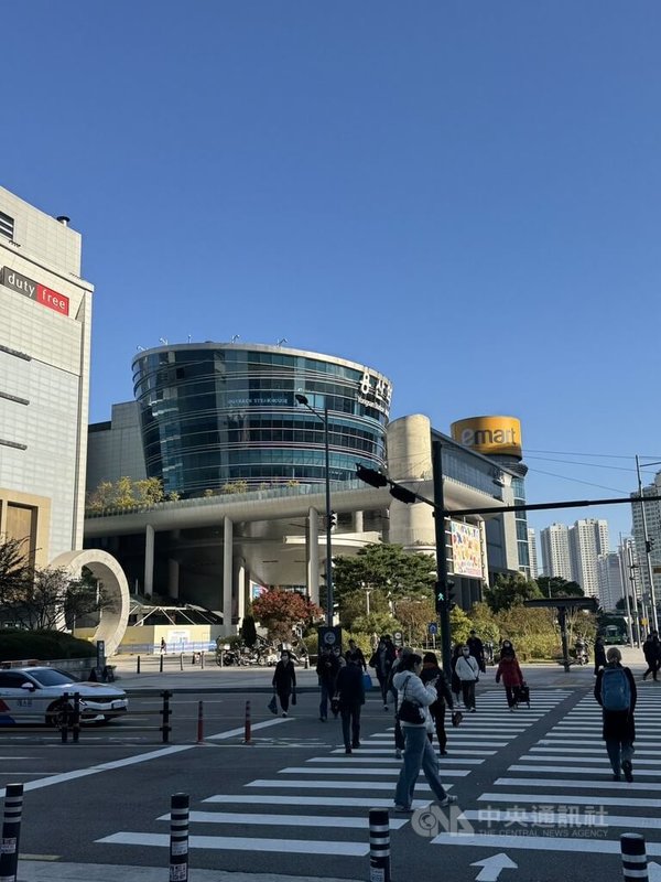 韓國求職網站分析，韓國年輕世代對藍領工作看法大有轉變，因高薪、不可取代性等，高達63%韓國Z世代對藍領工作抱持正面看法。圖為首爾龍山站附近商圈。中央社記者楊啟芳首爾攝　115年2月27日