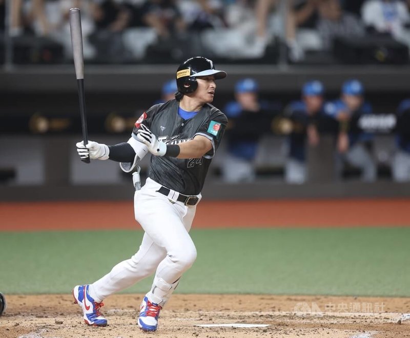 台灣隊長陳傑憲4局下敲出安打。中央社記者張新偉攝 115年2月27日