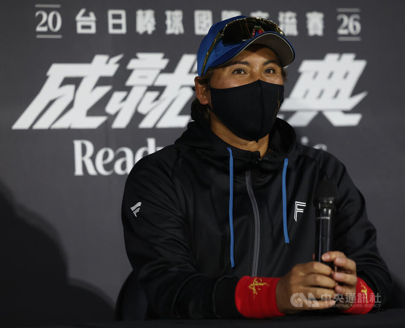 世界棒球經典賽（WBC）台灣隊27日在台北大巨蛋與日本職棒北海道火腿鬥士隊進行交流賽，火腿總教練新庄剛志（圖）賽後受訪時，特別提醒台灣外野手撐著手等球的動作，可能影響啟動速度。中央社記者張新偉攝　115年2月27日