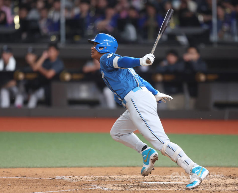 2026台日棒球國際交流賽日職火腿鬥士隊27日以6比1擊敗經典賽台灣隊，開轟的火腿隊打者萬波中正（圖）賽後表示，台灣隊前幾棒非常出色，揮棒積極度很好，這是要警戒的，並點名隊長陳傑憲有一張帥臉。中央社記者張新偉攝　115年2月27日