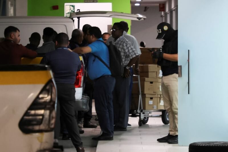 巴拿馬當局26日對香港企業集團長江和記實業在當地一處辦公單位進行搜查。圖為調查人員將紙箱搬上警車。（路透社）