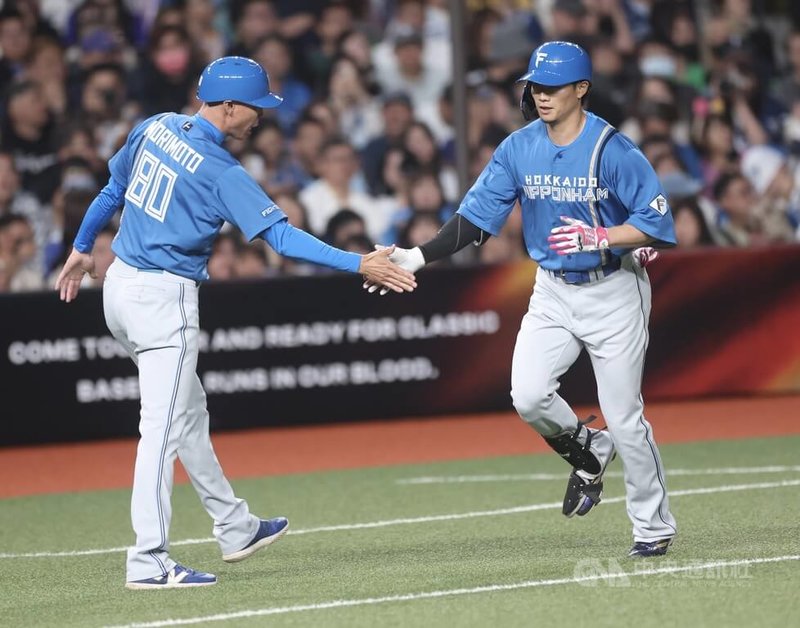 火腿隊西川遙輝(右)4局轟出2分砲,擴大球隊領先。中央社記者張新偉攝 115年2月27日