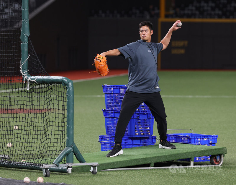 第6屆世界棒球經典賽（WBC）即將開打，台灣隊27日在台北大巨蛋備戰訓練，退役球星陳偉殷（圖）擔任餵球投手，協助球員訓練。中央社記者張新偉攝　115年2月27日