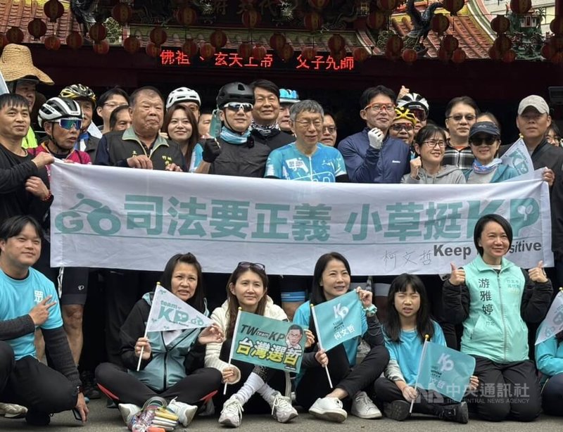 民眾黨創黨主席柯文哲（2排，左5）28日挑戰騎單車一日北高，柯文哲於上午約9時35分抵達新竹代天府，現場支持者熱烈歡呼，也有不少地方黨部成員在場迎接，展現黨內團結氣氛。中央社記者郭宣彣攝 115年2月28日