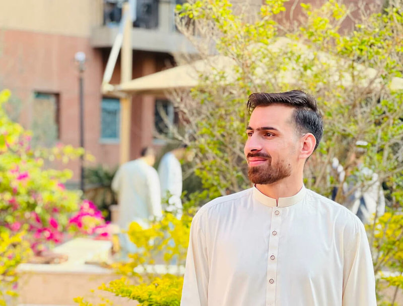 巴基斯坦於27日空襲阿富汗數座城市。獨立記者埃爾哈姆（圖）接受中央社記者採訪時表示，巴基斯坦軍隊對付「普赫圖赫瓦」阿富汗人的行徑，讓阿富汗人都支持阿富汗塔利班政府。（埃爾哈姆提供）中央社記者施婉清開羅傳真 115年2月28日