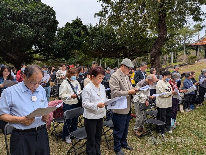 台中中會公義行動教會28日下午在台中公園舉辦228事件紀念禮拜，台中市長盧秀燕（前左2）、前國防部長蔡明憲（前左3）等出席。中央社記者蘇木春攝　115年2月28日