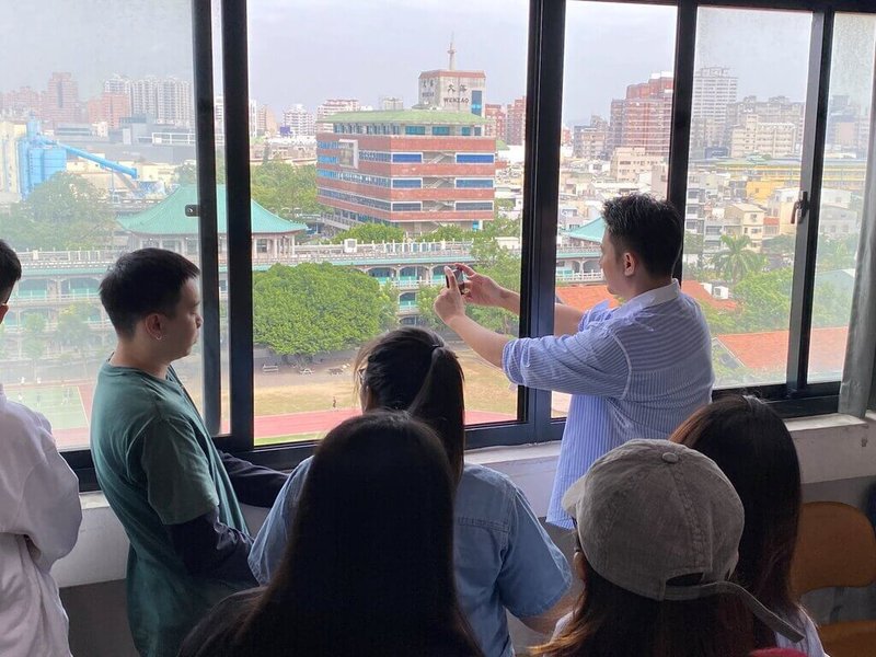 文藻外語大學獲得教育部補助，逐步推動新住民子女、移工性別平等教育，114年度發展出印尼語、泰語與越南語性平短片。圖為講師在課堂中講解取景方式。（教育部提供）中央社記者陳至中台北傳真　115年2月28日