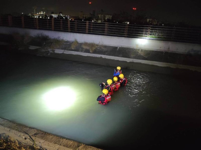 嘉義縣太保市一名5歲男童27日不慎失足跌落嘉南大圳，經搜救人員漏夜搜救，尋獲時已失去生命跡象。（嘉義縣消防局提供）中央社記者姜宜菁傳真　115年2月28日