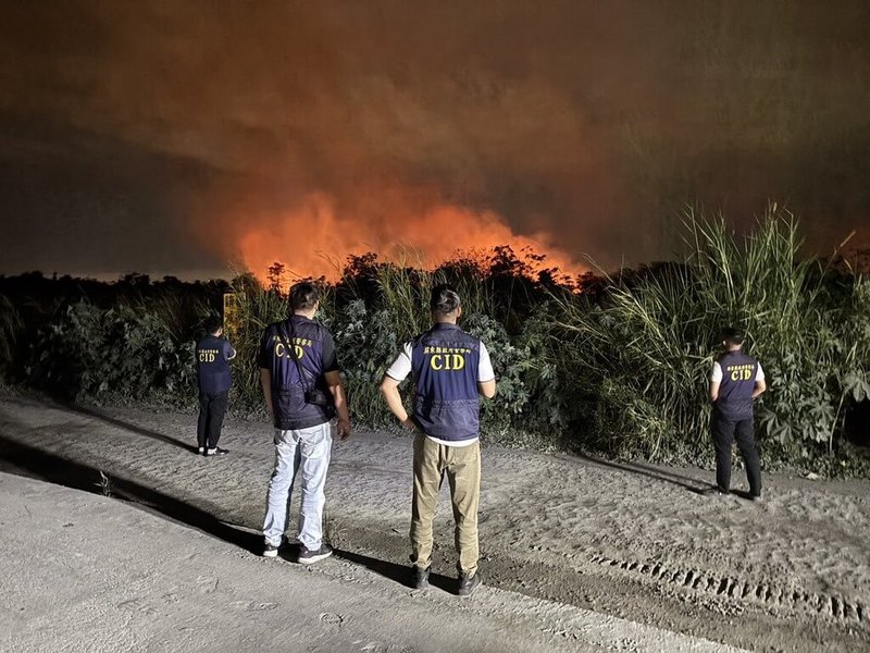 屏東縣九如鄉堤防27日中午發生野草火警，火勢迅速蔓延失控。屏東縣政府警察局里港分局到場協助交通管制及救災，同步調查起火原因。（里港分局提供）中央社記者黃郁菁傳真 115年2月28日