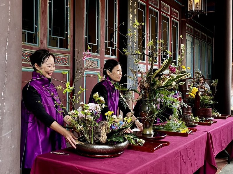 新北市板橋林本源園邸插花特展28日開幕，現場邀請專業師資現場示範，展現花藝美學與生活文化交融的雅韻。（林本源園邸提供）中央社記者黃旭昇新北傳真 115年2月28日